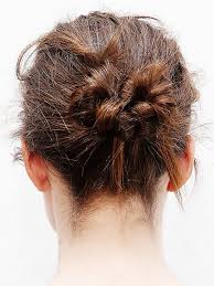 Sie können aber auch in die romantische richtung gehen. The Messy Bun Anleitung Fur Kurzes Bis Schulterlanges Haar Stylight