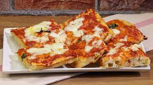 I pizzaioli professionisti la cuociono a circa 400 c per un paio di minuti, in. Pizza In Teglia Fatta In Casa Ingredienti Impasto E Procedimento Per La Pizza Napoletana Fatta In Casa