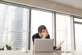 Vente de vêtement pour homme , femme et enfant ! Triste Entrepreneur Assis Au Bureau S Inquiete De Mauvais Resultats Financiers Tete En Main Baisse De La Liquidite Des Actions Perte Petit Benefice Statistiques De Rapport Annuel Negatives Probleme Commercial Stress Banque D Images