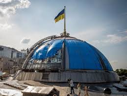 Затвердити тризуб як малий герб україни, вважаючи його головним елементом великого герба україни (кольорове та схематичне зображення герба додаються). Kupol Verhovnoyi Radi Ukrayini Vidremontuyut Upershe Za 45 Rokiv Gordon