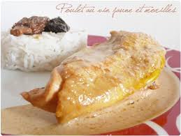 Mettre un couvercle sur la cocotte et lutter. Poulet Au Vin Jaune Et Morilles Chefnini