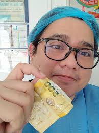 Bait ng patient ko. After ma install ng porcelain bridge nya binigyan pa  ako extra tip na 500 pesos pang meryenda ko daw at mukhang napagod daw ako  at naririnig nya daw