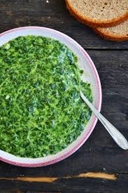 Acest piure de spanac merge bine cu ouă ochiuri, chiftele sau cu „pită cu ou (bundaskenyer) adică frigănele lângă el (rețeta aici). Spanac Cu Smantana Si Oua Fierte BucÄtÄria Urecheatei