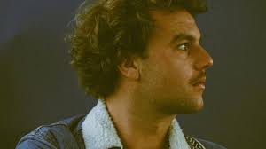 9-to-5 und Musikkarriere: Fabian Kuhn mit Debüt-EP „Constellations“