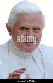 Vatican City, Vatican, 7 september 2022. Pope francis holds a little girl  in his arms during his weekly general audience in Sainit Peter's Square at  the Vatican. Credit: Maria Grazia Picciarella/Alamy Live