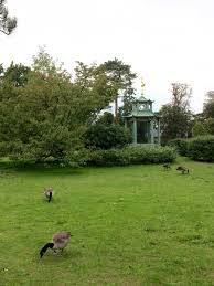 Located in the vicinity of the bagatelle park, in the region of the bois de boulogne in paris. L Histoire De La Pagode Chinoise Du Parc De Bagatelle So Many Paris