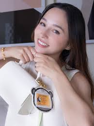 Someone is turning 1! …the baby pandas at Ocean Park Hong  Kong!🐼✨BB咁識擺甫士得唔得㗎😍 周大福x  香港海洋公園聯乘系列隆重登場！為慶祝港產大熊貓龍鳳胎「加加」及「得得」一歲生日，推出全新足金首飾及獨家賀卡！🎂  *「龍鳳寶寶」黃金童裝手鐲與「一家四熊」足金 ...