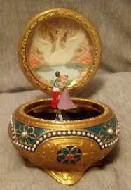 Lift the lid of anastasia's music box (by san francisco music box company) and the last czar and czarina, nicholas and alexandra, twirl as the music plays. Anastasia Music Box Sanfrancisco Music Box Company Ebay