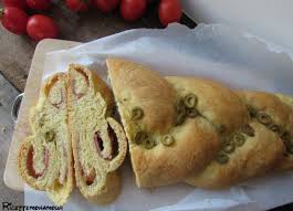 Prosciutto cotto o crudo, salame, wurstel, fontina, emmental, scamorza ecc, oppure optare per le verdure, come spinaci, melanzane e zucchine grigliate, o quelle che più vi piacciono. Treccia Di Panbrioche Salata