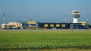 Neexistand foarte multe alternative la aeroportul tm, se dovedeste un loc interesant pt intalniri de afaceri si preluarea unor parteneri de la aeroport. Timisoara Traian Vuia International Airport Tsr Lrtr Arrivals Departures Routes Flightradar24