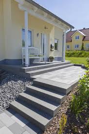 Blockstufen Und Betonstufen Fur Die Treppe Im Eingang Und Garten In 2021 Aussentreppe Hauseingang Treppen Aussentreppe Beton