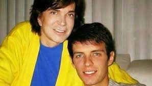 El cantante español camilo sesto (1946), ha fallecido en la noche de este sábado a los 72 años de edad, según se ha anunciado en su cuenta de la red social twitter. Camilo Sesto Las Fotos Historicas E Ineditas Del Cantante Espanol En Familia Fama Mag