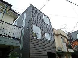 正面は杉板で他は木目調窯業系サイディングです cedar planks building structures
