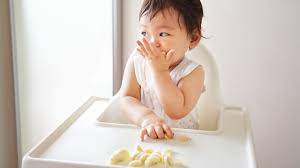 One year olds need about 1,000 calories divided among three meals and two snacks per day to meet their needs for growth, energy, and good nutrition. 12 Healthy And Practical Foods For 1 Year Olds