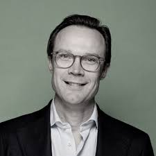 Eerste dag als secretaris-generaal op het Ministerie van Defensie. Gestart  bij de EODD (explosieven opruimingsdienst defensie) in Soesterberg. Toen  naar Den Haag voor een hartelijke ontvangst door…