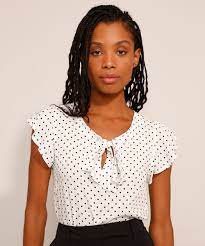 Blusa Basica De Viscose Estampada De Poa Manga Curta Com Babado Gola Laco Branca