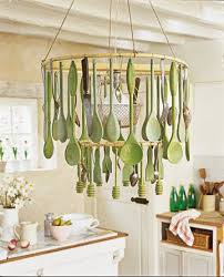 Le lustre cuisine est une suspension design très élégante. Un Lustre Fait D Ustensiles De Cuisine Ustensile Cuisine Ustensiles De Cuisine En Bois Ustensile