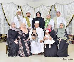 Datuk wira ventured into business in the early 1980s and currently sits on the board of several private and public corporations involved in a diverse. Family Portrait Datuk Seri Syed Ali Magica Photography Facebook