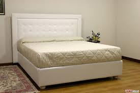In legno scolpito o in rattan, in pelle o con imbottitura capitonné in velluto, le nostre testate da letto esaltano l'arredo della camera da letto. Letto Testata In Pelle