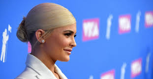 Kylie Jenner besó a su mejor amiga para recrear el momento de Madonna y  Britney Spears en 2003