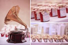 Petit pot à dragées en verre fermeture métallique et couvercle en céramique de couleur blanc. 10 Conseils Pour Un Mariage Au Pays Des Merveilles Dollyjessy