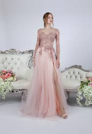 Optez pour une tenue à couper le souffle, mais n'en faites pas trop non plus. Comment Une Invitee A Un Mariage Doit S Habiller Robe Paris