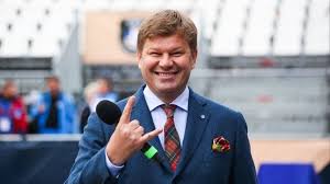 Он отметил, что его интимная жизнь сейчас не менее. Guberniev Opravdalsya Za Zharkij Poceluj S Semenovich Foto