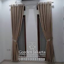 Roman shade sangat cocok dan tepat digunakan untuk jendela rumah minimalis. Desain Gorden Jendela Kecil