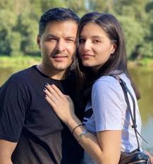 „am mai fost aici pe canapeaua asta si fosta mea sotie a stat langa mine si am avut un schimb de replici, a spus varciu. Cum AratÄƒ Fiica Lui Liviu Varciu La 18 Ani Artistul E Mandru De Carmina Sunt Un TatÄƒ Tinerel È™i Am FatÄƒ Top Model