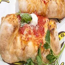 Lavoriamo bene l'impasto, una volta finito incidiamolo a croce. Calzone Ripieno Al Forno