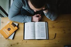 (especially of men) to look at someone in a sexually interested way: Como Ayuda Leer Un Libro A Conciliar El Sueno Vols Llegir