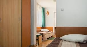 Locatia vine in intampinarea clientilor sai cu 49 de locuri de cazare, dispuse in 23 de camere double si triple. Hotel Beta Giordano Bruno 1 3 Cluj Napoca