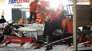 Wie die bergrettung mitteilte, habe es bei dem absturz einer gondel am sonntag westlich des lago maggiore. Tod Aus Der Luft Seilbahnungluck In Cavalese Vor 20 Jahren