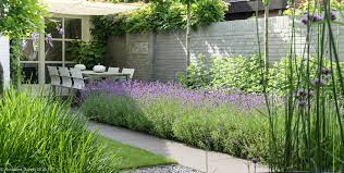 strakke tuin met een groene uitstraling vijver overkapping wit en muurtje welke we gecementeerd hebben tuin hovenieren tuin ideeen