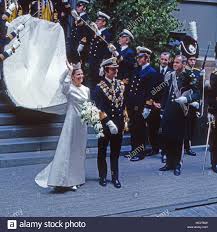 Laden Sie Dieses Alamy Stockfoto Konig Carl Xvi Gustaf Von Schweden Bei Der Hochzeit Mit Silvia Sommerlath In Stockholm Schweden 1 In 2019 Royal Wedding Gowns Royal Weddings Queen Silvia