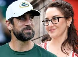 Revealing she's smitten with the quarterback who she believes is woodley did not say when or how she and rodgers first met. Aaron Rodgers Says He S Engaged After Reports He S Dating Shailene Woodley