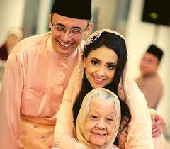 Balu allahyarham nazrin hassan, samirah muzaffar, yang juga tertuduh pertama pembunuhan ketua pegawai eksekutif cradle fund sdn bhd itu, sempat mengambil duit mata wang asing pada hari kejadian. Samirah Muzaffar Wiki Age Height Husband Family Kids Net Worth Bio