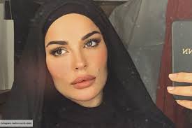 وتزوجت نادين نجيم من هادي أسمر عام 2012، وأنجبت منه هيفن وجوفاني، وانتشرت مؤخراً أنباء عن انفصالهما، وأنهما كانا يمهدان القرار لأبنائهما. Ù†Ø§Ø¯ÙŠÙ† Ù†Ø¬ÙŠÙ… ØªØªØ¹Ø± Ø¶ Ù„Ù„Ø¥Ø­Ø±Ø§Ø¬ ÙˆØ§Ù„Ø³Ø¨Ø¨ Ø§Ù„Ø­Ø¬Ø§Ø¨ Ø£Ù†ÙˆØ«Ø© Ounousa Ù…ÙˆÙ‚Ø¹ Ø§Ù„Ù…ÙˆØ¶Ø© ÙˆØ§Ù„Ø¬Ù…Ø§Ù„ Ù„Ù„Ù…Ø±Ø£Ø© Ø§Ù„Ø¹Ø±Ø¨ÙŠØ©