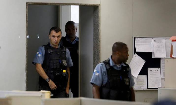 Providência: PMs são flagrados alterando cena de crime - Jornal O Globo