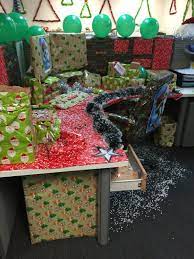 Nov 05, 2019 · 10 beautiful cubicle decor ideas to spruce up your workspace. Office Cubicle Christmas Decorating Ideas To Make Your Office Look Ready For The Holidays Collagecab