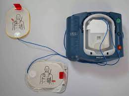 Los desfibriladores internos, útiles para prolongar la vida en algunas cardiopatías se instalan junto al corazón, son capaces de detectar cualquier arritmia potencialmente peligrosa y, si es. Desfibrilador O Que E Como Funciona E Como Usar