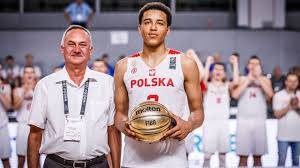 W bezpiecznej bańce we włoskim mieście rimini od 28 maja do 27 czerwca rywalizować będzie szesnaście reprezentacji, a wśród nich polska. Jeremy Sochan W Ratiopharm Ulm Kim Jest Jerry Sochan Gdzie Sie Urodzil Wiek Kariera Rodzina Matka Sport Tvp Pl