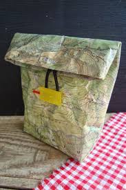 Ich Habe Eine Alte Wanderkarte Mit Angrenzender Folie Selbstklebefolie Fur Buch Upcycled Kunsthandwerk In 2020 Mittagspause Recycling Basteln Alte Landkarten
