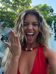 Votre sudiste préférée ☀️🌊 @lesrochesblanches 📸 @john.noa Look @zara  Collier @kariboobijoux Sac @paris64world