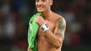 Mesut özil'i öven löw, elbette mesut bizim için, milli takım için, almanya için inanılmaz derecede önemli ve olağanüstü bir oyuncuydu. Tattoo Kult Ozils Lowe Brullt Auch Auf Der Haut Der Fans Sportbuzzer De