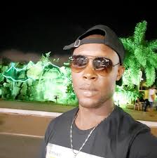 Map gade video ti jén nan se tankou se yon fim pòno li tap jwe ak yon moun  Ki pa menaj li , koze yo anpil