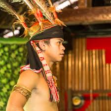 Ia hanyalah sekeping kain yang dilubangkan di bahagian tengah untuk memasukkan kepala. Murut People Wikipedia
