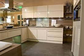Lumineuse, intemporelle et contemporaine, la cuisine blanche offre l'assurance d'une parfaite association avec le style et les couleurs de votre intérieur. Superbe Cuisine Laquee Beige Tres Design Id Cuisine Vous Livre Et Vous Pose Sur Les Communes De Marseille Plan Meuble Cuisine Cuisine Beige Cuisine Moderne