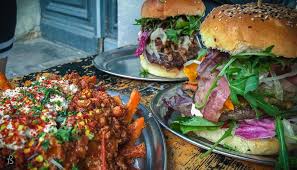 Reserva uma mesa online de forma fácil para teres a certeza que não tens de esperar, ou podes também fazer uma chamada, o telefone deles é (+49)1604826505. Berlin Burger International Huge Messy Burgers In Neukolln Via Fotostrasse