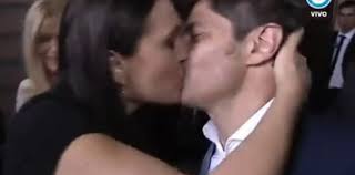 Kicillof ingresa junto a su esposa y sus dos hijos, andrés y león. El Apasionado Beso De Kicillof Con Su Esposa Tras Asumir Como Gobernador Bonaerense